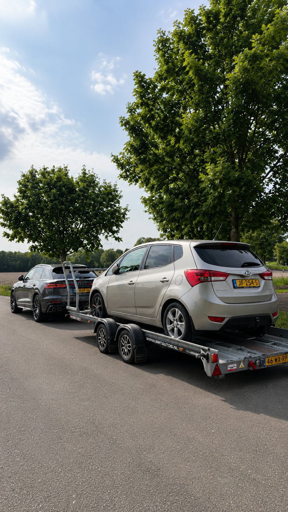 Voertuig geladen op autotransporter