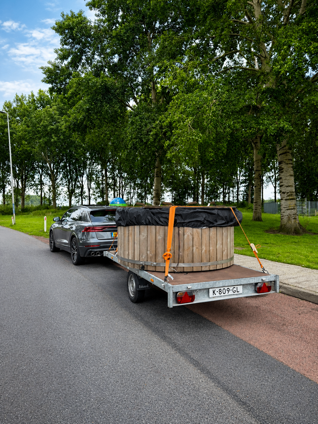Audi met aanhanger en lading klaar voor transport