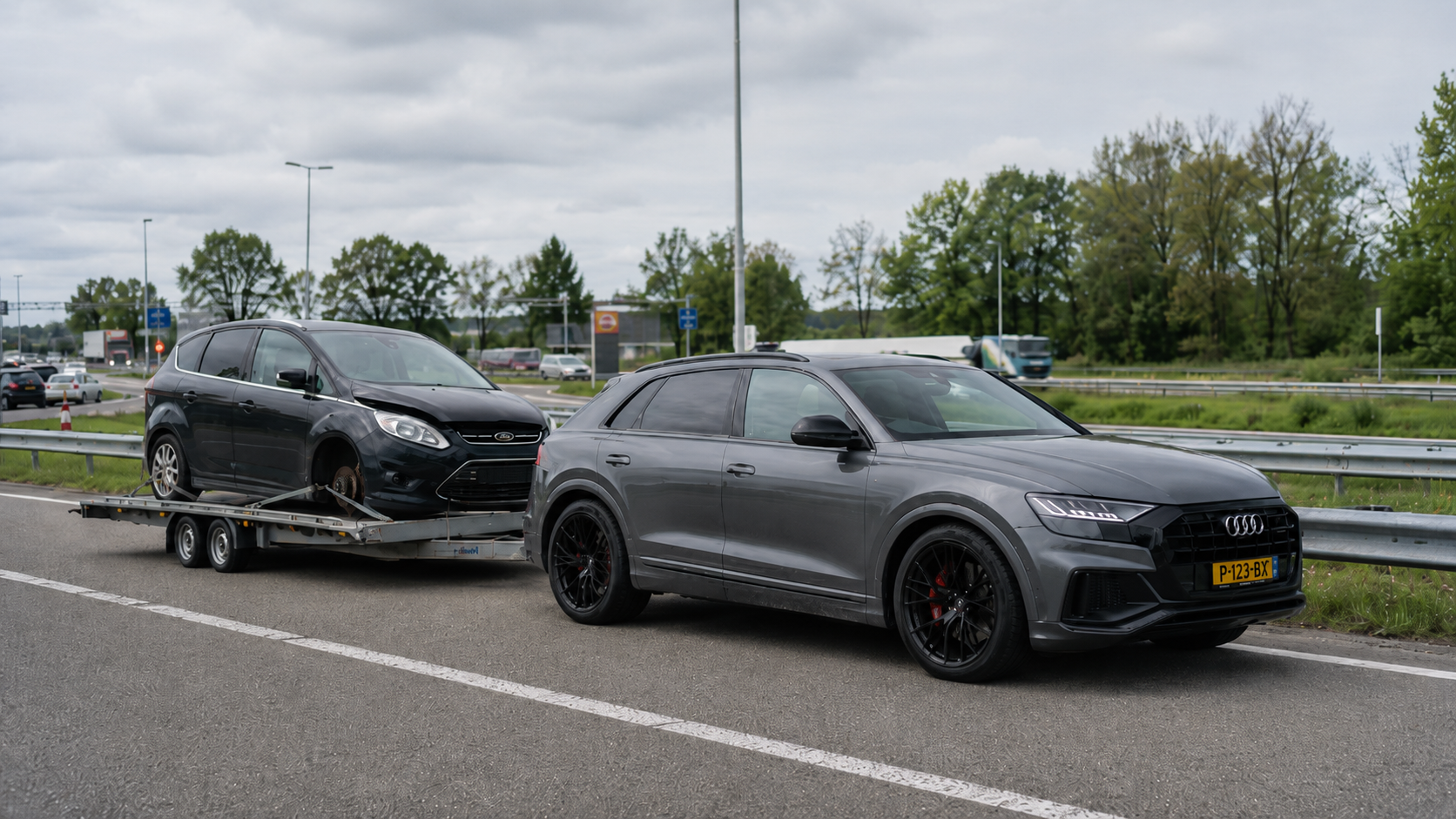 Audi Q8 met autotrailer en voertuig