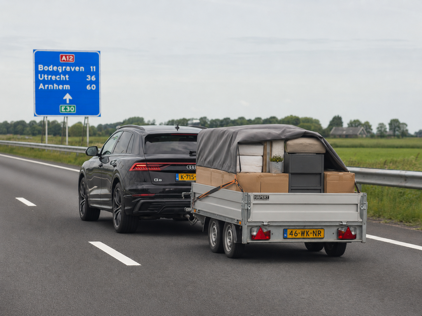 Audi met aanhanger op de snelweg richting Utrecht
