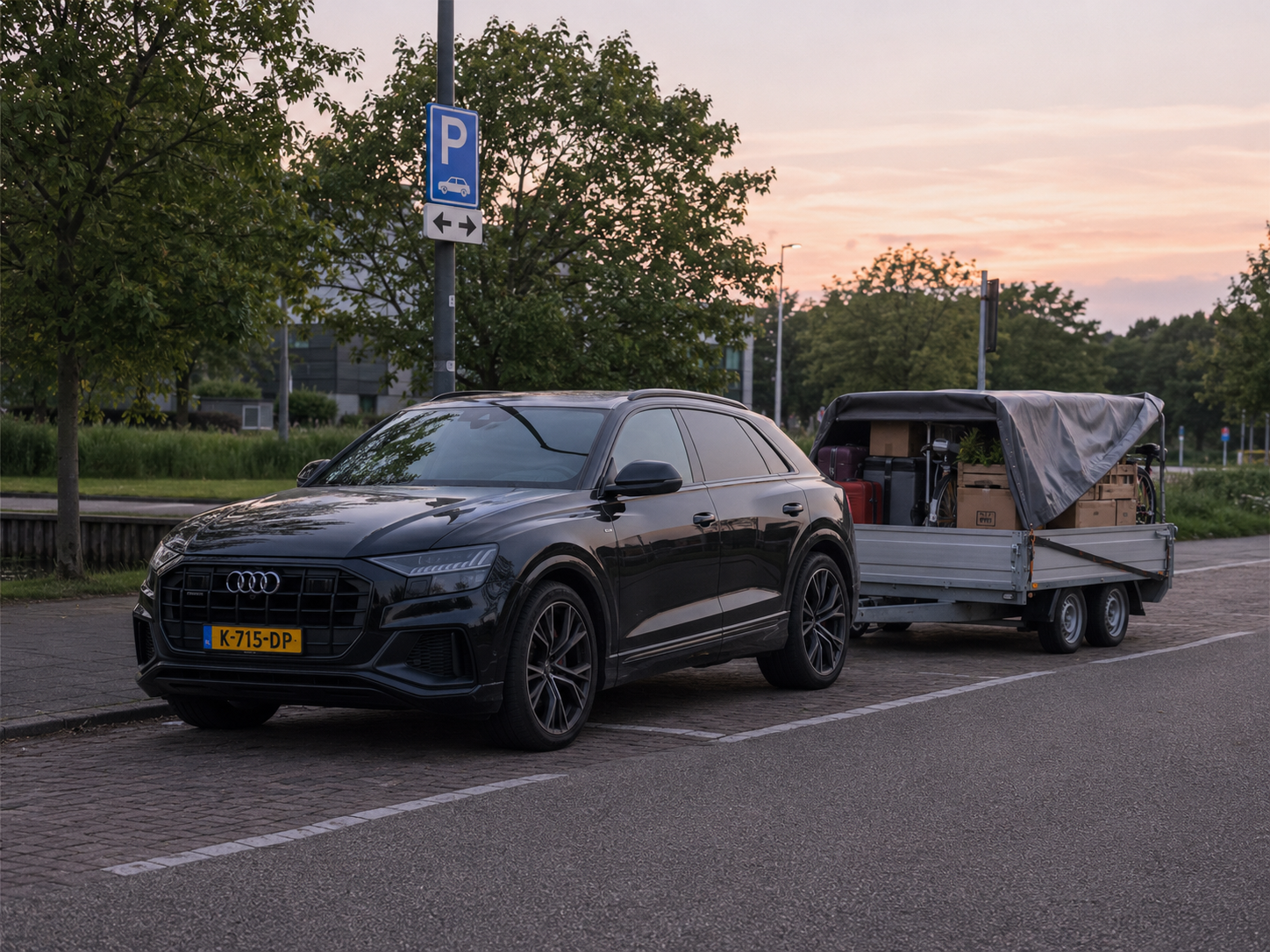 Audi met aanhanger geladen voor spoedtransport