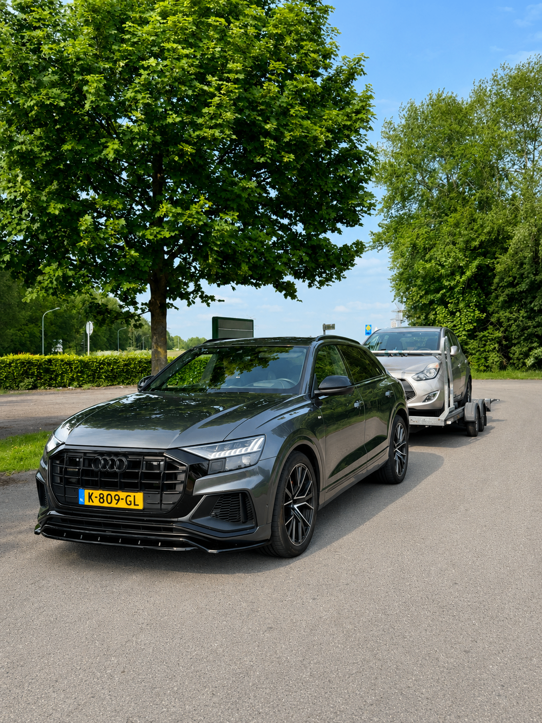 Audi met autotransporter klaar voor ophaling